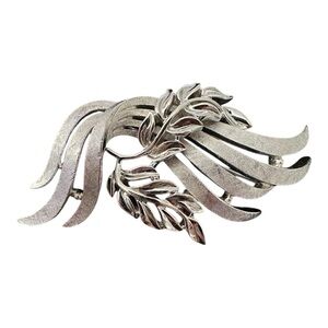 Crown Trifari Textured Silver Tone Flowing Curled Leaf Pin Brooch VTG 60s 1513